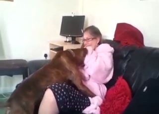 Zoo XXX avec un chien marron qui veut baiser une MILF